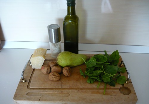 Arriva l’estate: insalata di spinacini con pere e noci