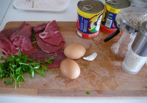 Involtini di scamone di vitello con frittata di uova e trito di prezzemolo su letto di pomodoro