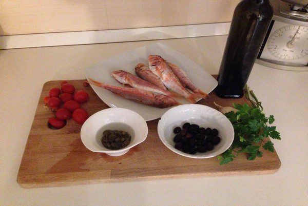 Linguine alla mediterranea: triglie, capperi e olive pisciottane