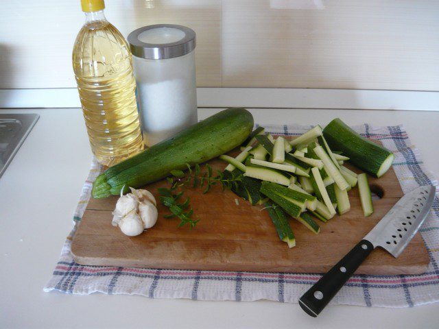 Conserviamo le zucchine sott’olio, l’estate in un vasetto