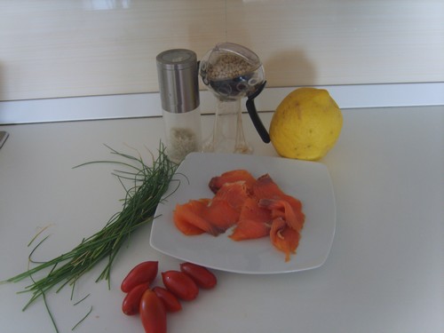 Mezzi paccheri con salmone ed erba cipollina al profumo di limone