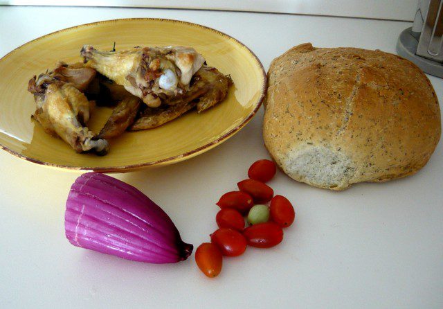 Panino alle erbe con pollo, per una giornata al mare