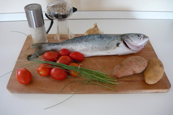 Pesce serra al cartoccio con patate e pomodorini