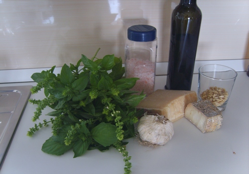 Pesto di basilico con strozzapreti, genovese ma non solo