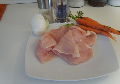 Bocconcini di pollo con carote e cipolla bianca
