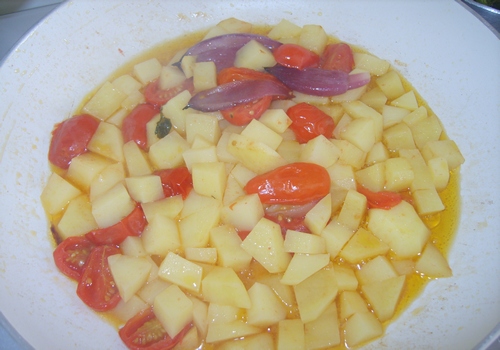 Teglia di polpette e patate con cipolla rossa di Tropea e pomodorini