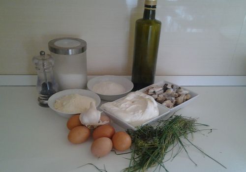 Ravioli con burrata ed erba cipollina conditi con funghi porcini al timo