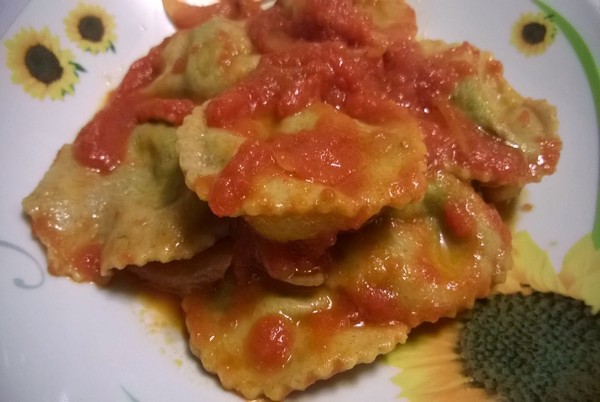 Ravioli integrali ripieni di spinaci e ricotta