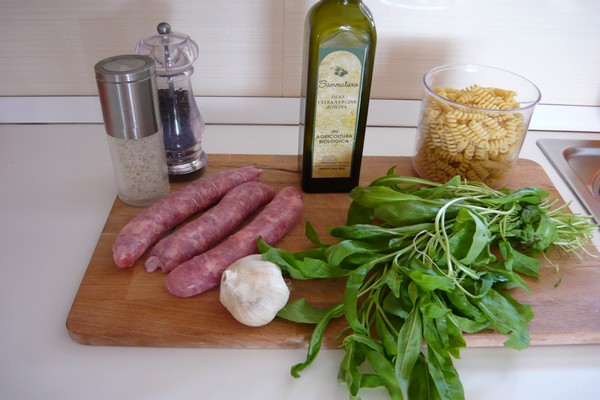 Riccioli con salsiccia e rucola, freschezza estiva