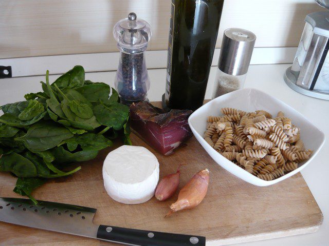 Riccioli di farina integrale con spinaci, speck e formaggio dolce