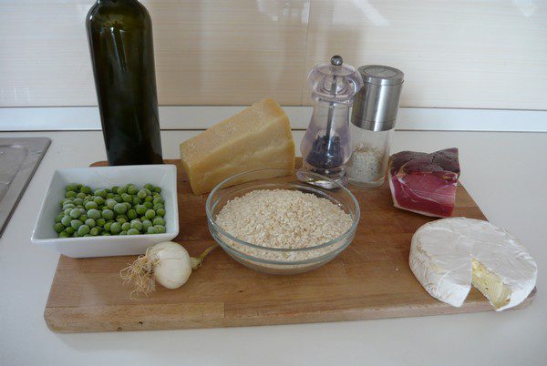 Riso saltato in padella con piselli e asparagi