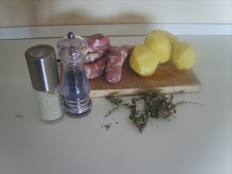Bocconcini di salsiccia con tocchetti di patate aromatizzare al timo “limone”