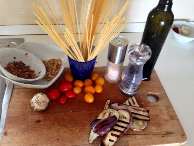 Spaghetti con melanzane grigliate e pane biscottato