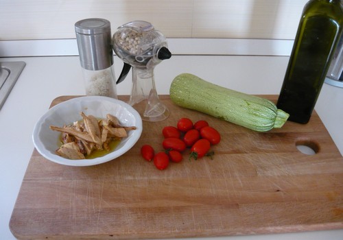 Spaghetti con zucchine e datterini al profumo di alalunga sottolio