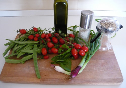 Sedanini con taccole, cipolla rossa e pomodorini