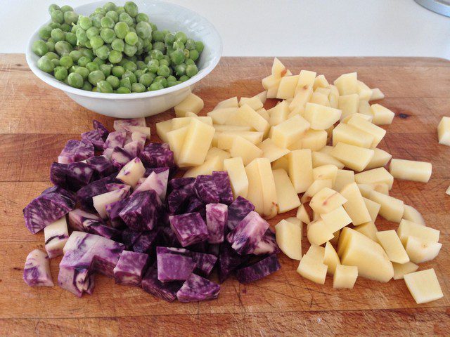 Spezzatino di vitello con patate vitellotte, bianche e piselli