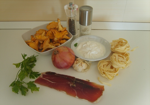 Tagliatelle con ragù di finferli e speck