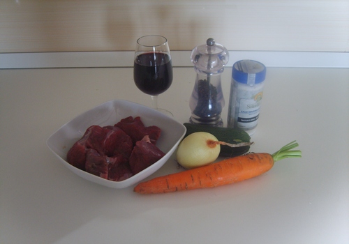 Tagliatelle con macinato di vitella, verdure e sale al tartufo nero