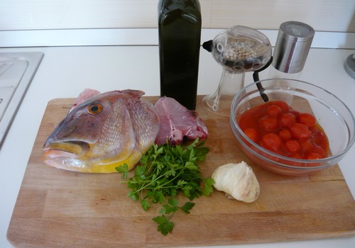 Facciamo gli spaghetti con dentice, usiamo la testa