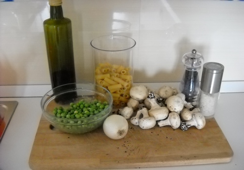 Tortiglioni con funghi champignon e piselli