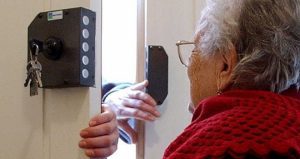 Polla, ancora un’anziana raggirata: truffatori in azione con la scusa del nipote