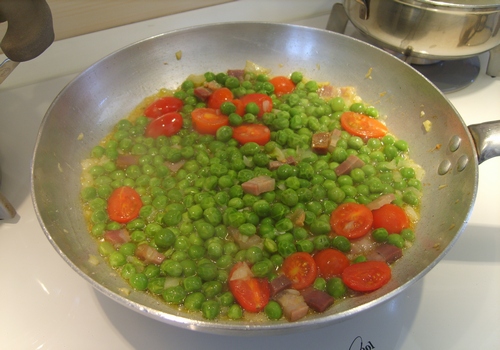 Tubetti con piselli di stagione, pomodorini datterini e pancetta