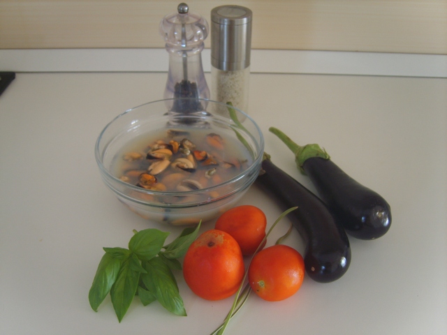 Pasta, melenzane e cozze con filetti di pomodoro san Marzano al profumo di basilico