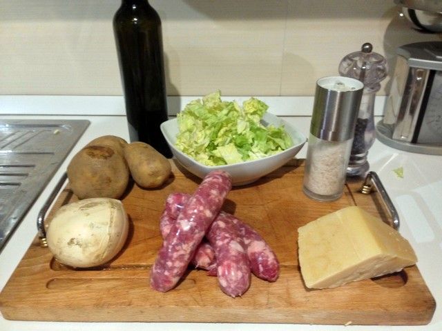 Tortino di verza, patate e salsiccia con provola affumicata