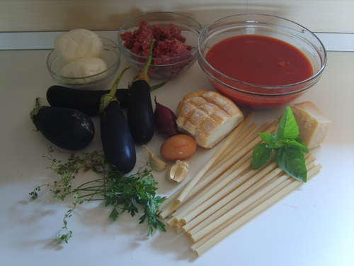 I ziti spezzati di nonna Ines con melanzane fritte e polpettine al profumo di timo