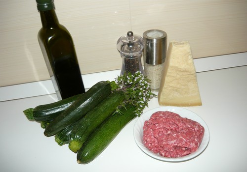 Verdure di stagione, ecco le zucchine ripiene di carne