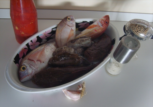 Zuppa di pesce con crostini all’aglio rosa