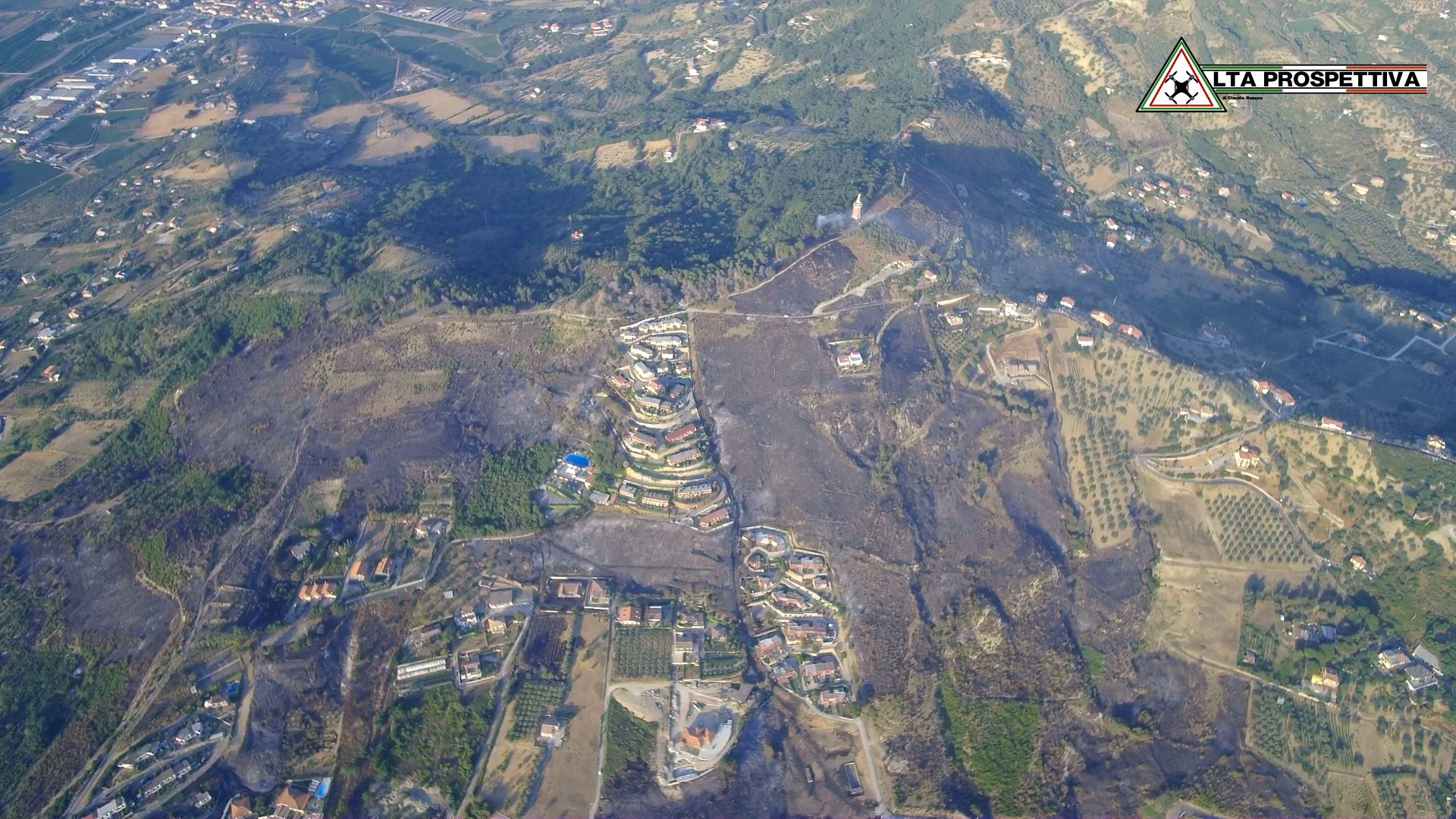 Agropoli, collina San Marco devastata da incendio: le immagini del drone
