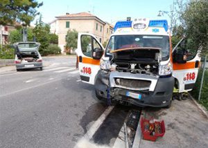 Picchia infermiera e medico, ruba ambulanza e si schianta contro un muro: folle ricercato alle porte del Cilento