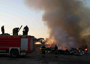 Cilento come la ‘Terra dei fuochi’, bruciano cumuli di spazzatura: nel cielo una nube tossica