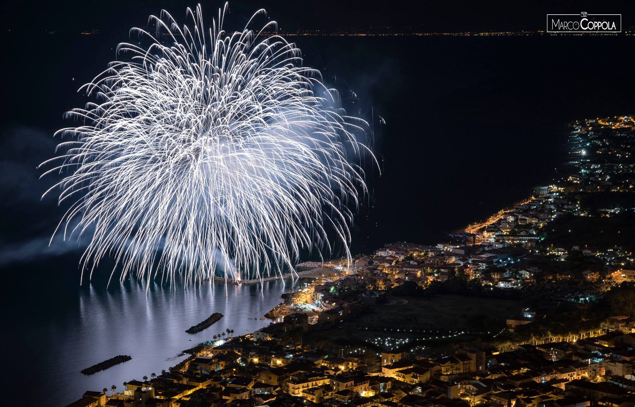 Fuochi sul mare di Castellabate: la foto è un incanto