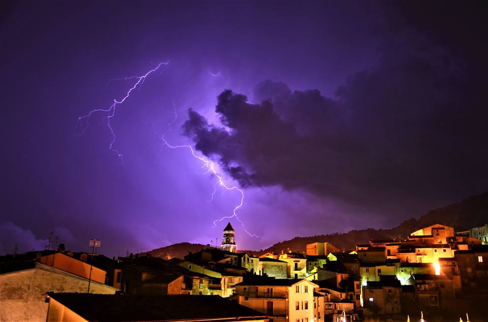 I fulmini tagliano in due il cielo viola di San Giovanni a Piro