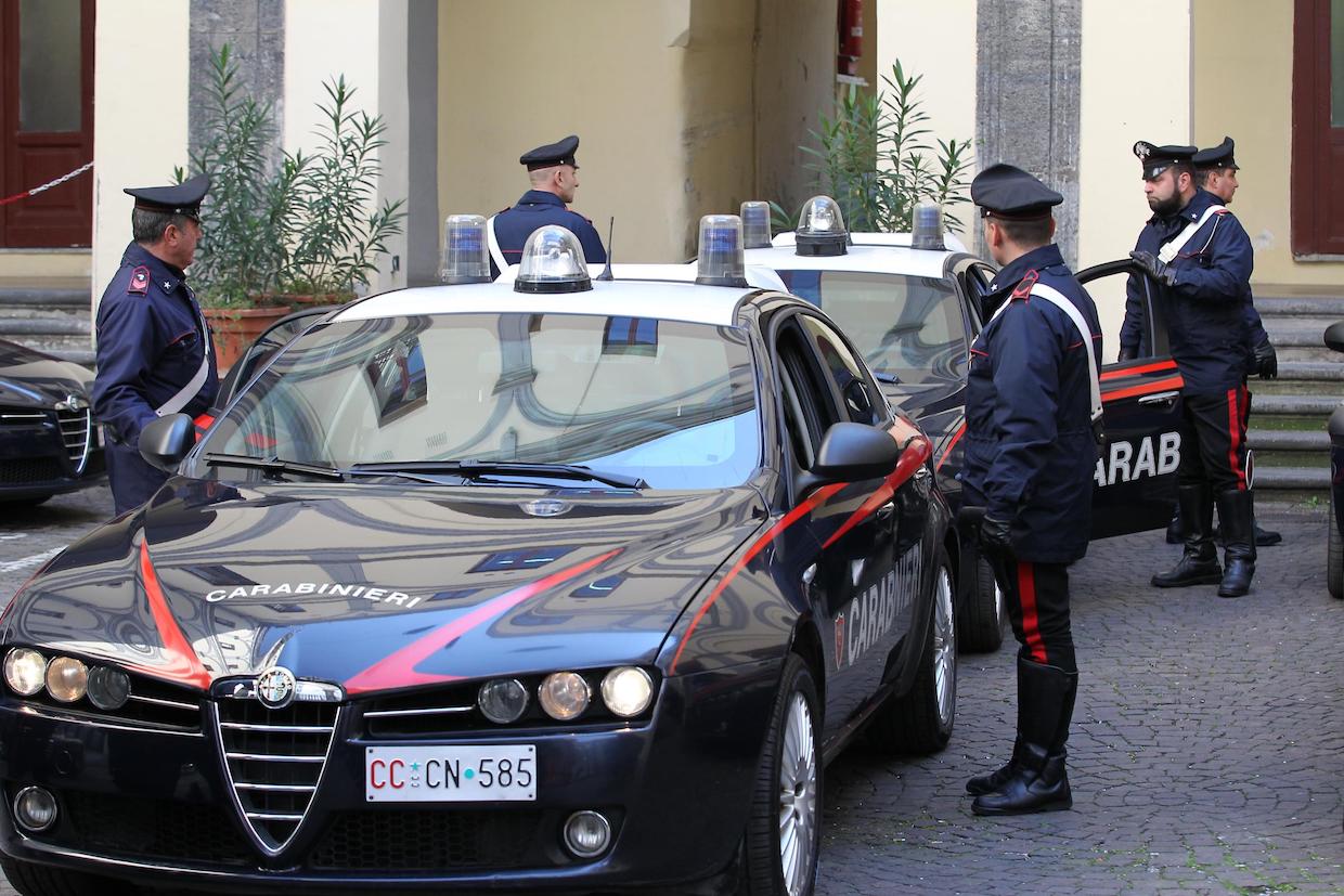 Tentano di accoltellare i carabinieri, conviventi arrestati dopo lite