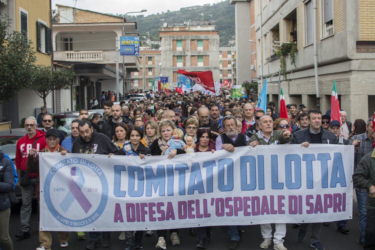 Bambole, slogan e tricolori: il fotoracconto della protesta di Sapri