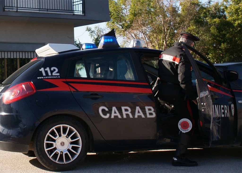 Picchia compagna in presenza dei figli piccoli: arrestato