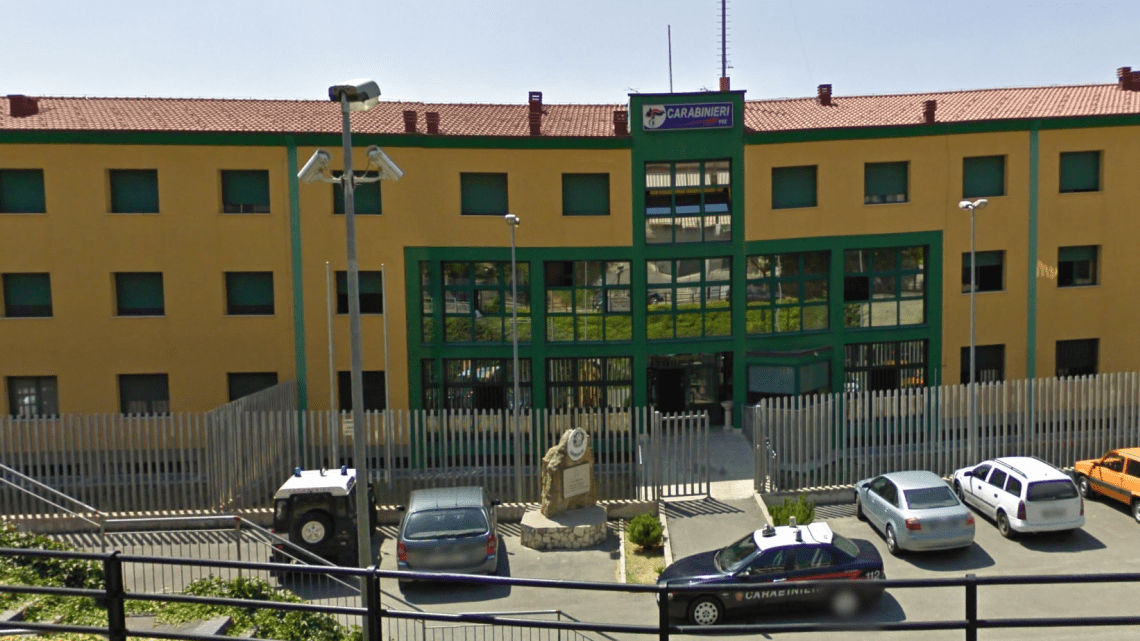 Scappa scalza in caserma dai carabinieri, arrestato il compagno per violenza domestica