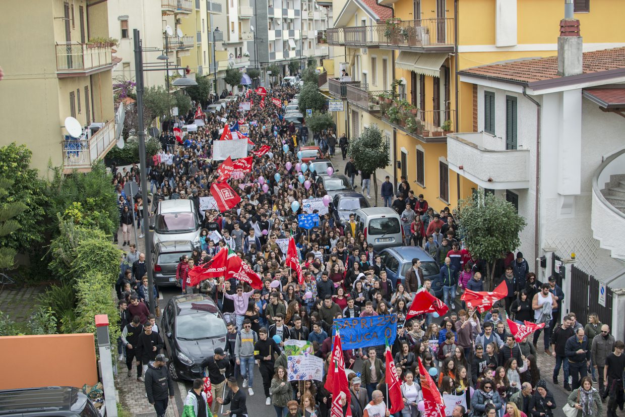 Chiusura punto nascita Sapri, cittadini in piazza: la diretta