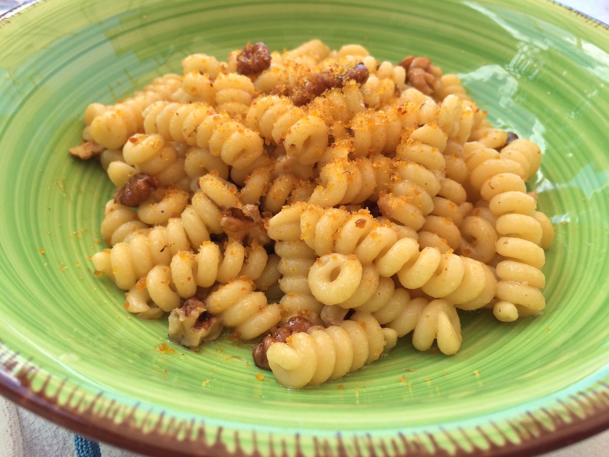 Fusilli con colatura di alici di menaica, bottarga di muggine e noci