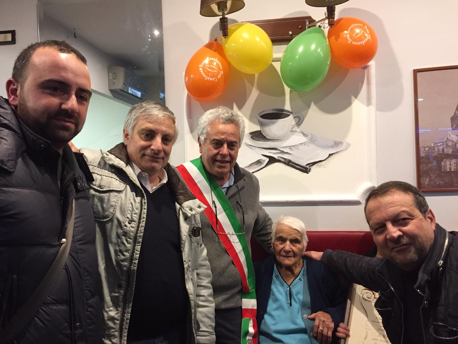 Caselle in Pittari, grande festa per la nonnina centenaria