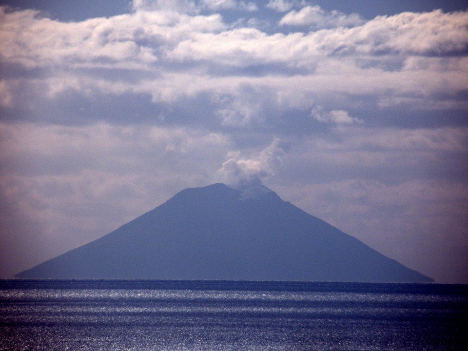 Lo spettacolo dello Stromboli che si risveglia: lo sguardo è dal Cilento