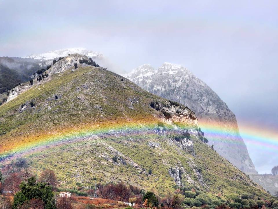 L’arcobaleno taglia in due il Bulgheria innevato