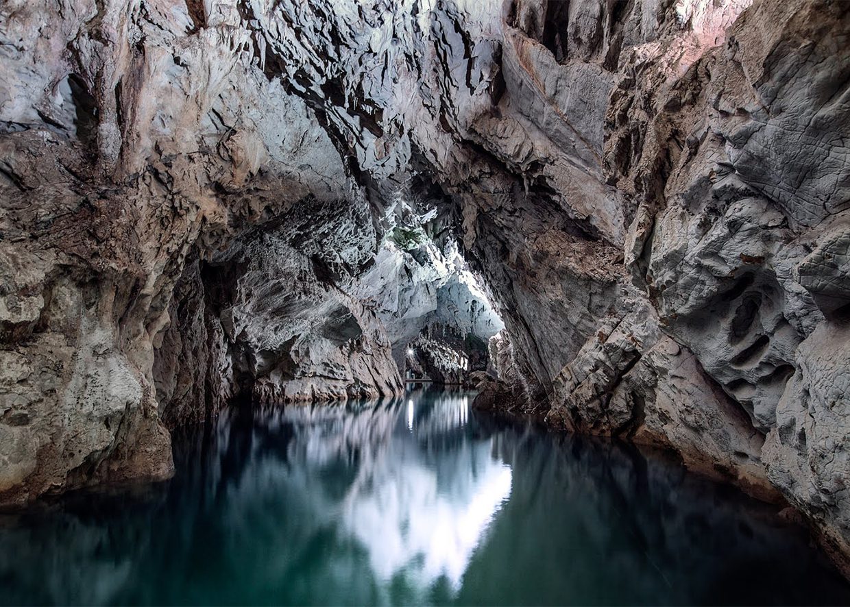 Grotte Pertosa, unico sito speleologico in Europa dove si naviga sottoterra