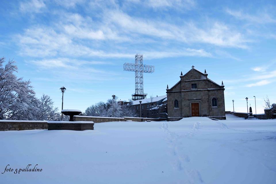 Sospeso tra cielo e terra, lo spettacolo del santuario del Sacro monte imbiancato