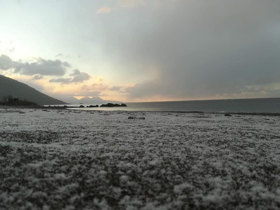 Neve arriva a mare, lo spettacolo della spiaggia imbiancata a Sapri