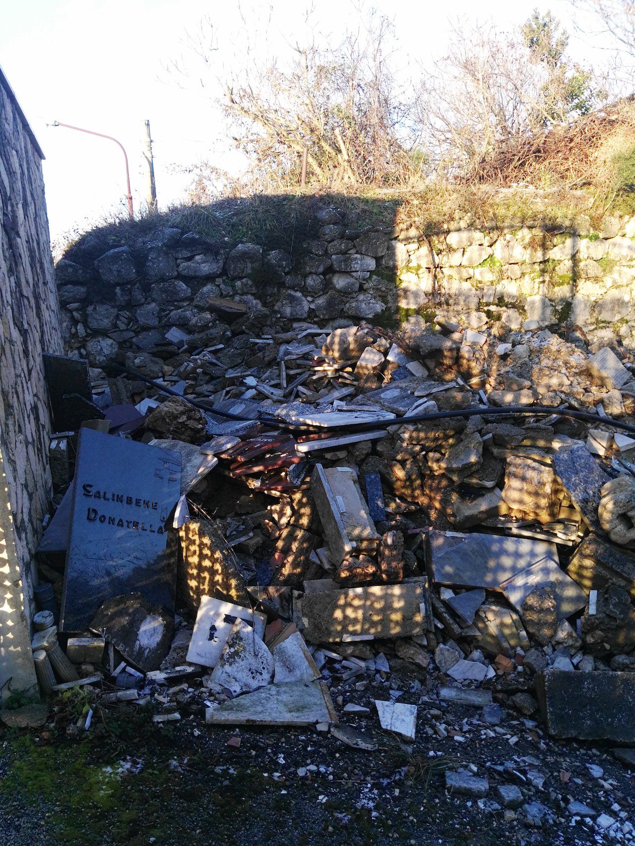 Scoperta una discarica di rifiuti nel cimitero di Buccino