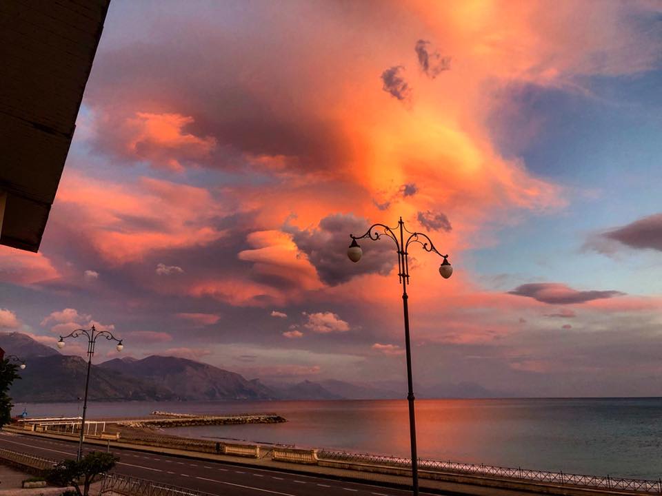 Capitello, il tramonto infiamma il mare